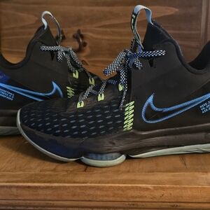 Nike Lebron Witness 5 Men's Athletic Shoes in Black and Blue